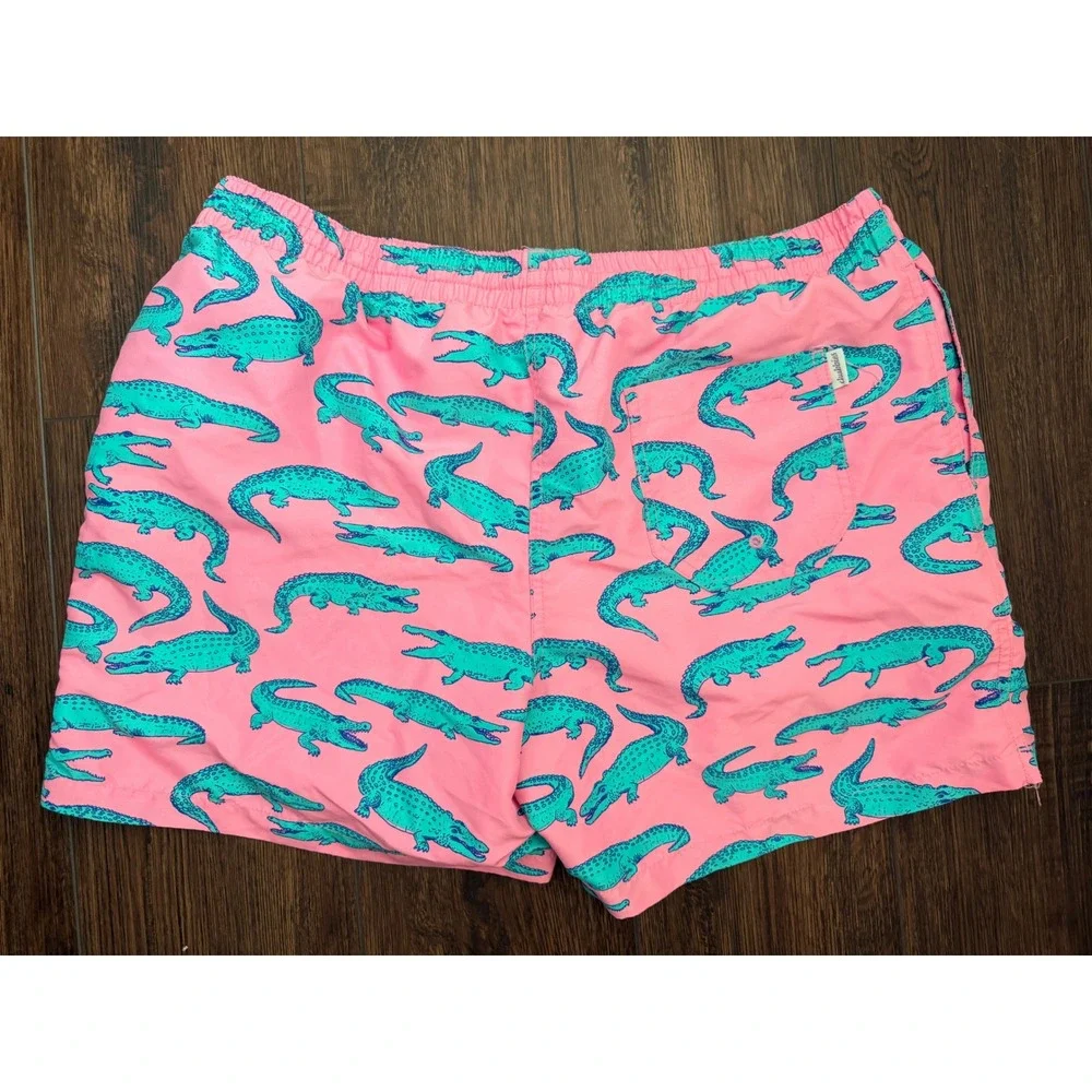 Chubbies Mens Pink Teal Alligator Print Swim Trunks Mesh Lined Shorts